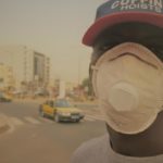 Dakar envahi par la poussière
Un homme se protégeant contre la poussière avec un masque antiparticule